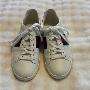 Gucci women’s sneakers excellent condition